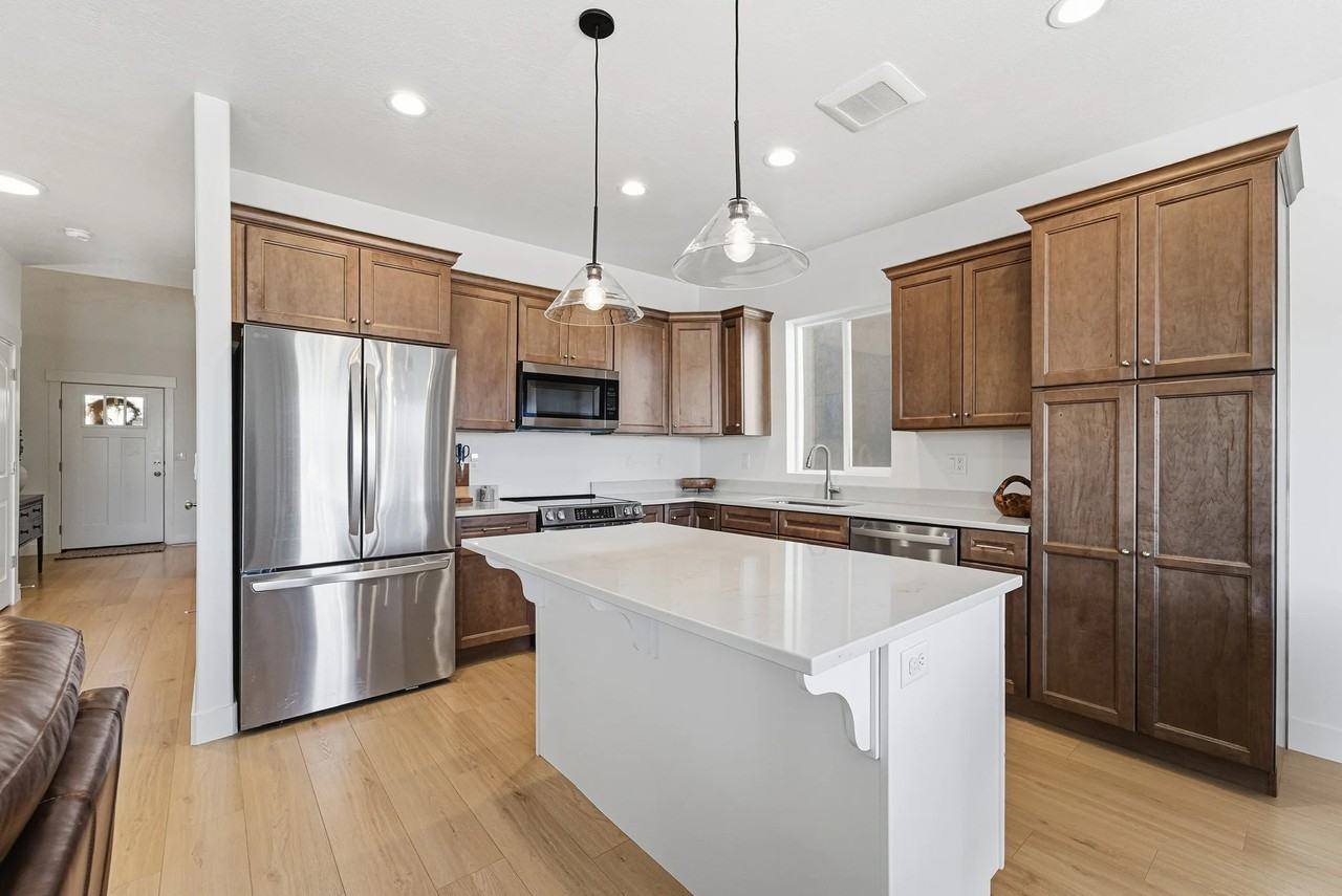 682 N Bennedict Dr - Photo 2 of 30