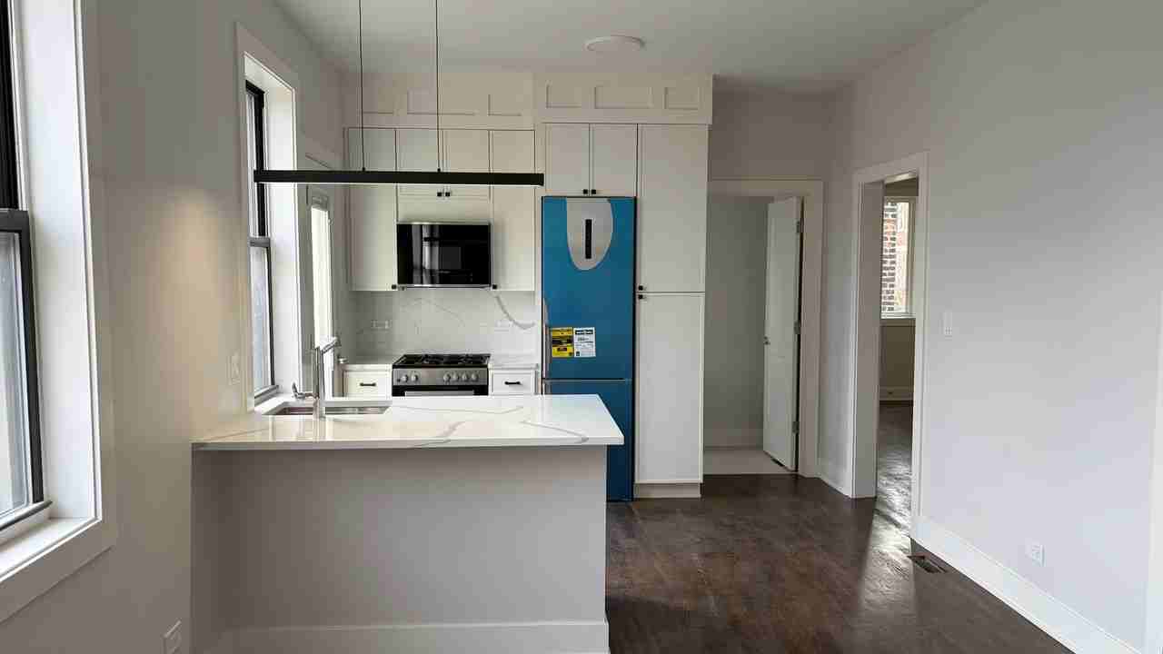 2313 S Wolcott Ave #2R - Photo 2 of 9