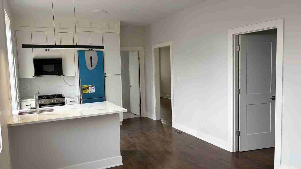 2313 S Wolcott Ave #2R - Photo 3 of 9