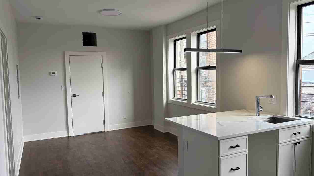 2313 S Wolcott Ave #2R - Photo 4 of 9