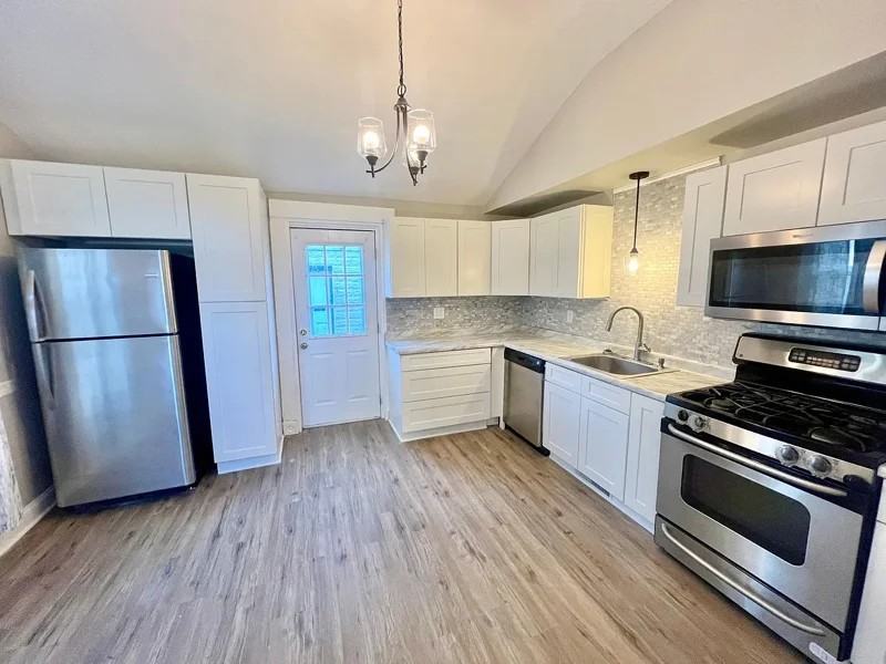 324 Lindsey St - Photo 4 of 9