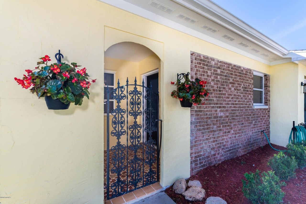 136 Valencia Dr - Photo 3 of 50