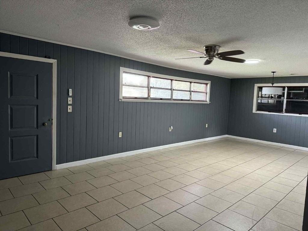 188 Nw Burk Ave - Photo 2 of 16