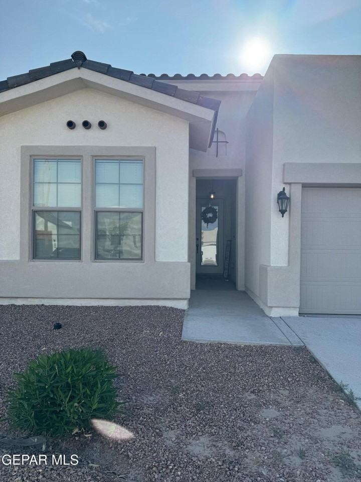 229 Farnborough St - Photo 4 of 39