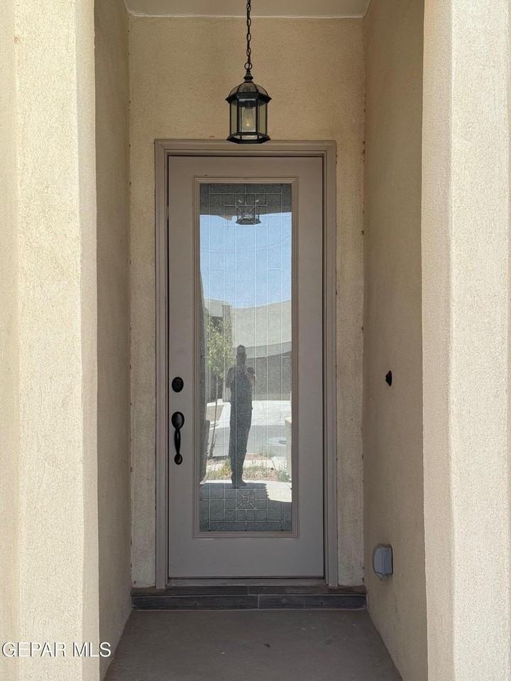 229 Farnborough St - Photo 5 of 39