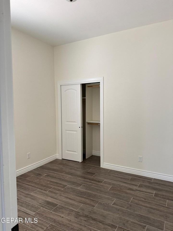 229 Farnborough St - Photo 7 of 39