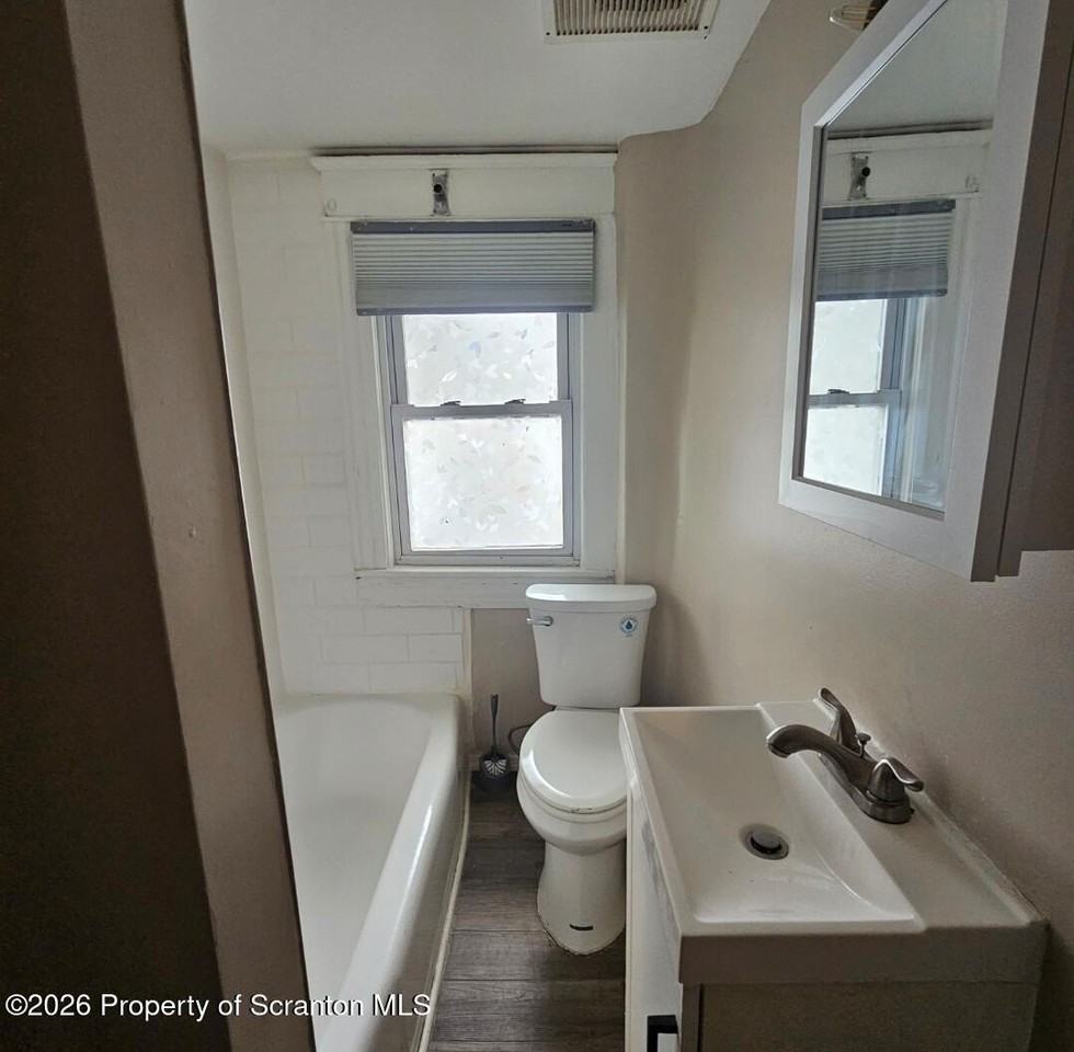 609 S Valley Ave Apt B - Photo 3 of 11