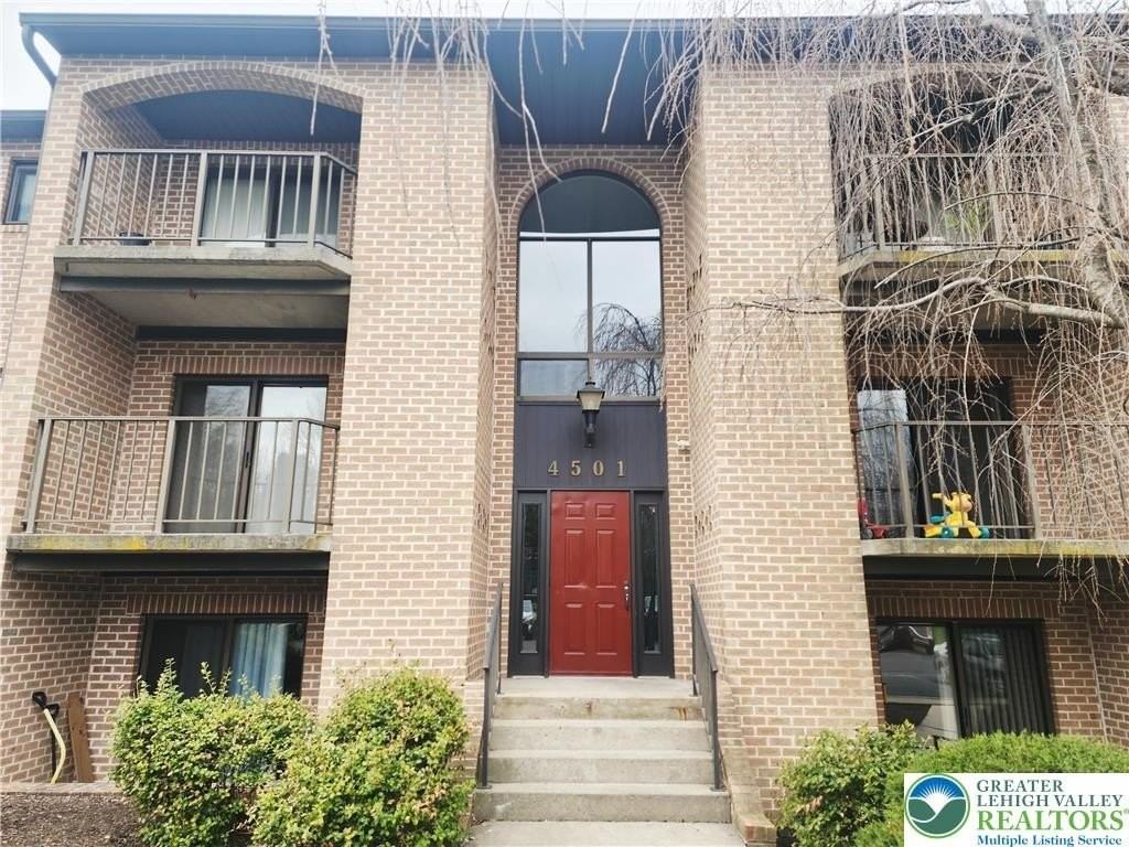 4501 4 N Hedgerow Drive - Photo 2 of 34