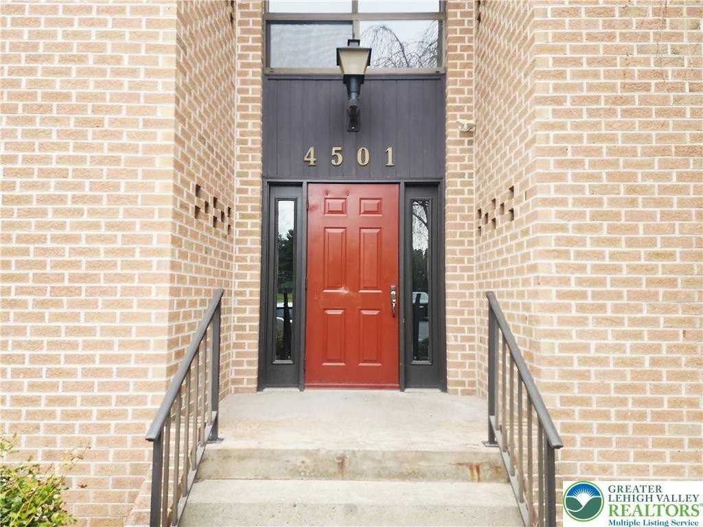 4501 4 N Hedgerow Drive - Photo 3 of 34