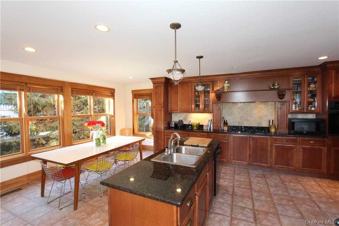 114 Mount Pleasant Ave - Photo 4 of 19