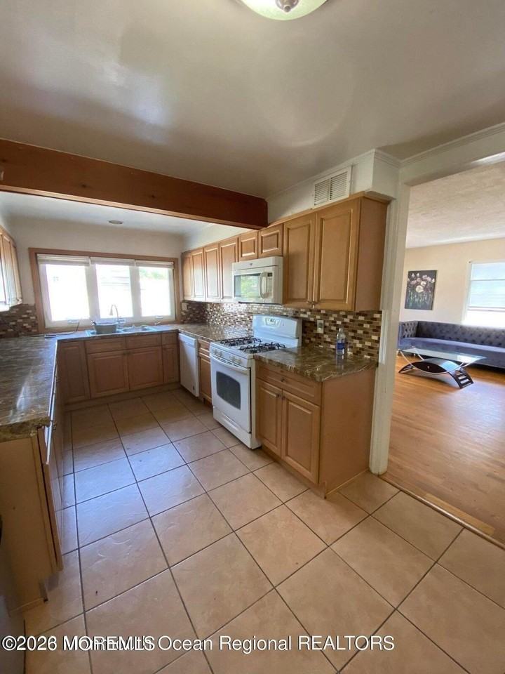 319 Roosevelt Ave - Photo 2 of 3