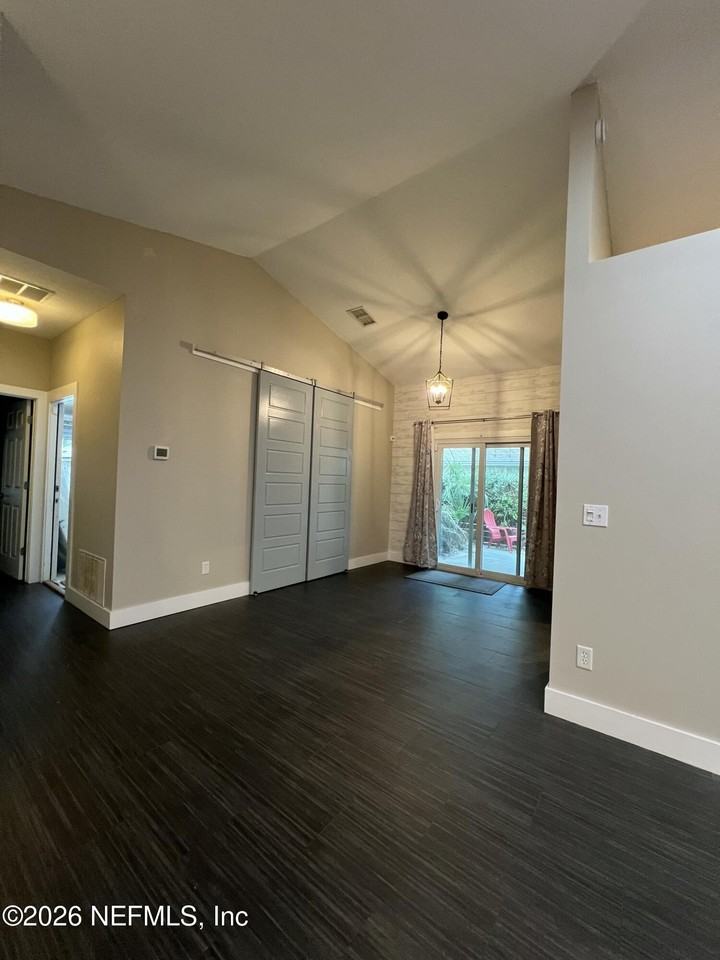 1115 Main St - Photo 4 of 14