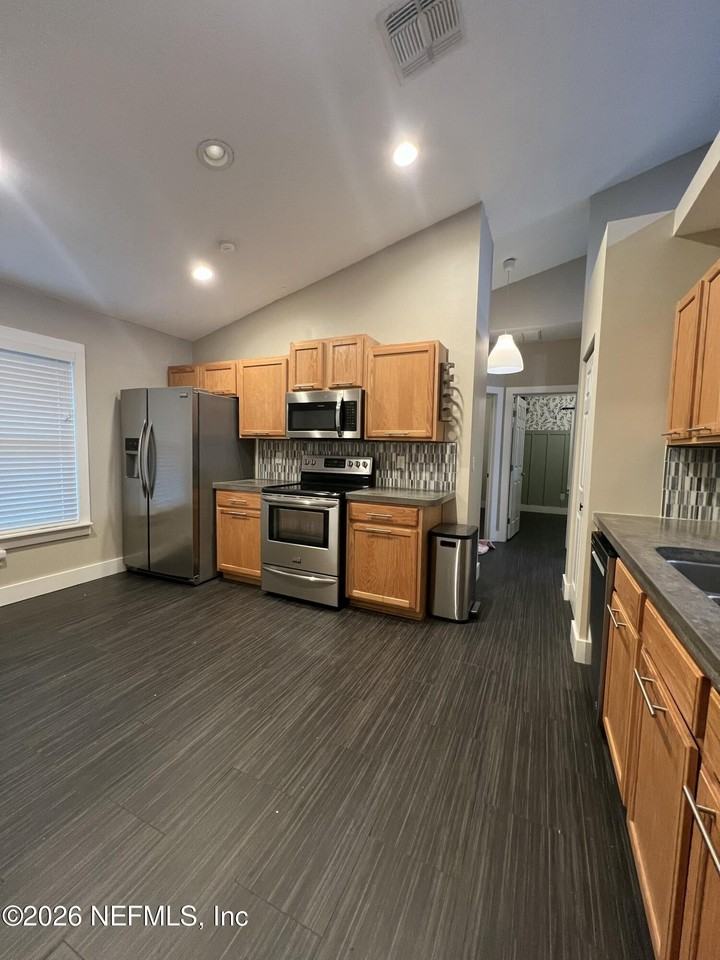 1115 Main St - Photo 5 of 14