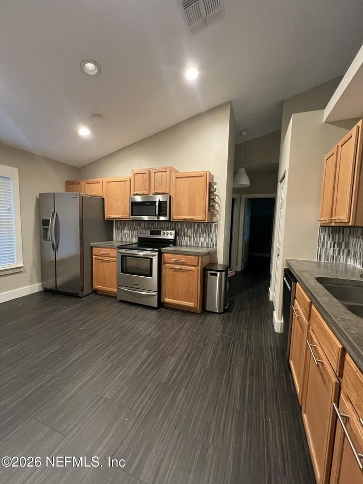 1115 Main St - Photo 6 of 14