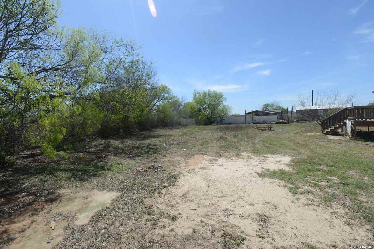 13598 Old Frio City Rd - Photo 4 of 31