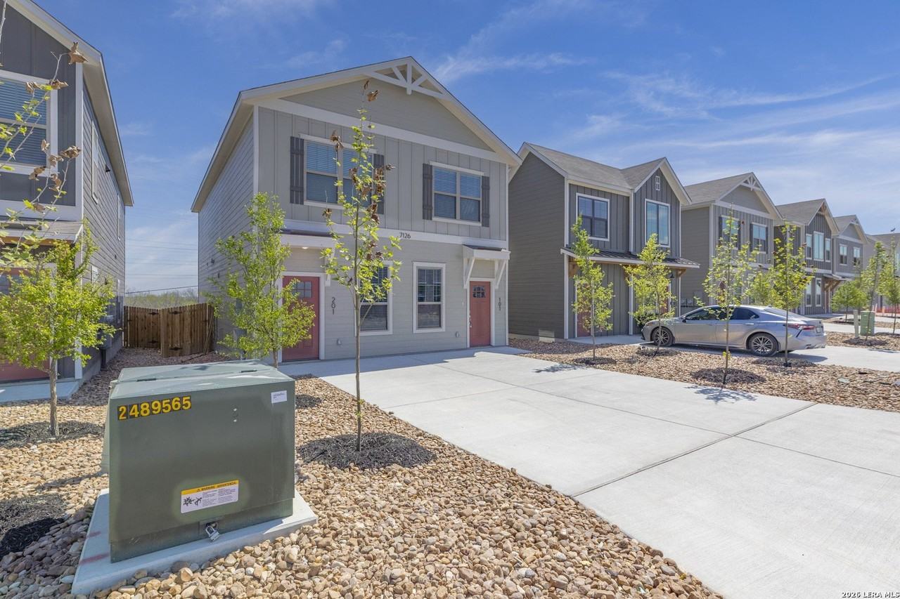 7126 Magnolia Crk #101 - Photo 2 of 17