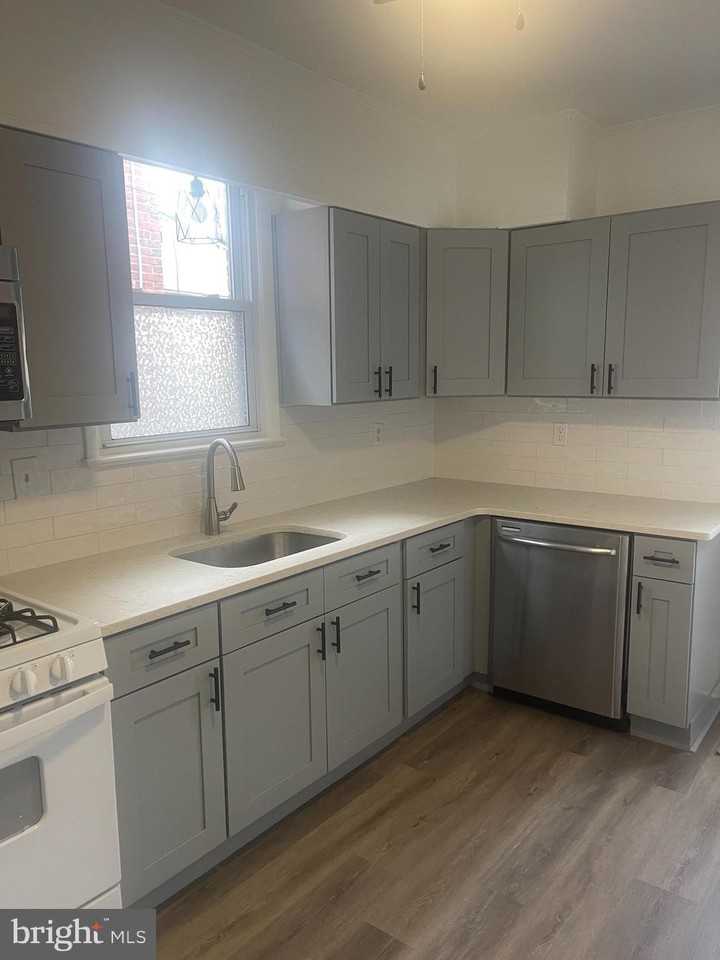 238 6th Ave - Photo 4 of 11