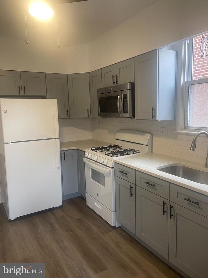 238 6th Ave - Photo 5 of 11