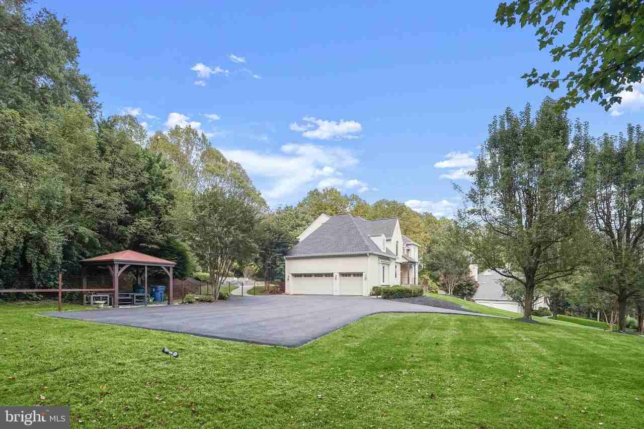 1404 Wynhurst Ln - Photo 2 of 14