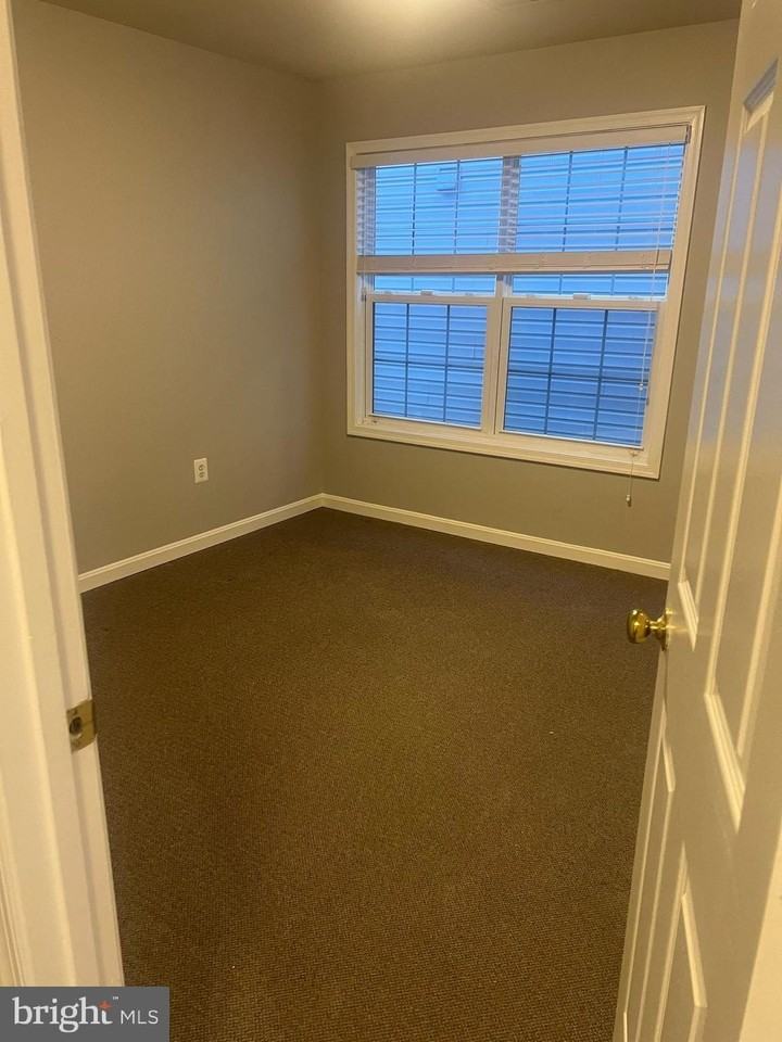 9138 Mineola Ct - Photo 3 of 11