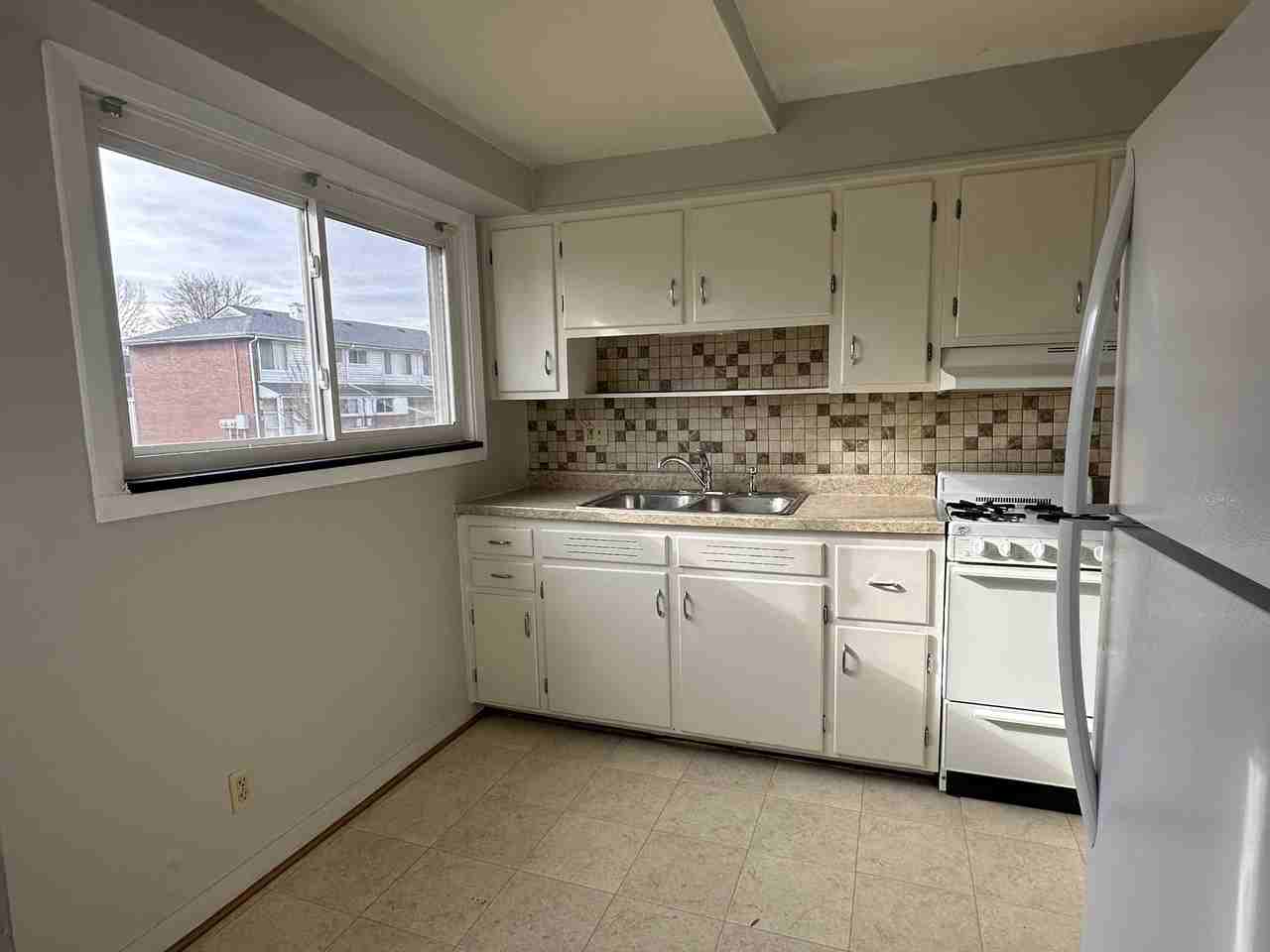 320 17th St - Photo 3 of 14