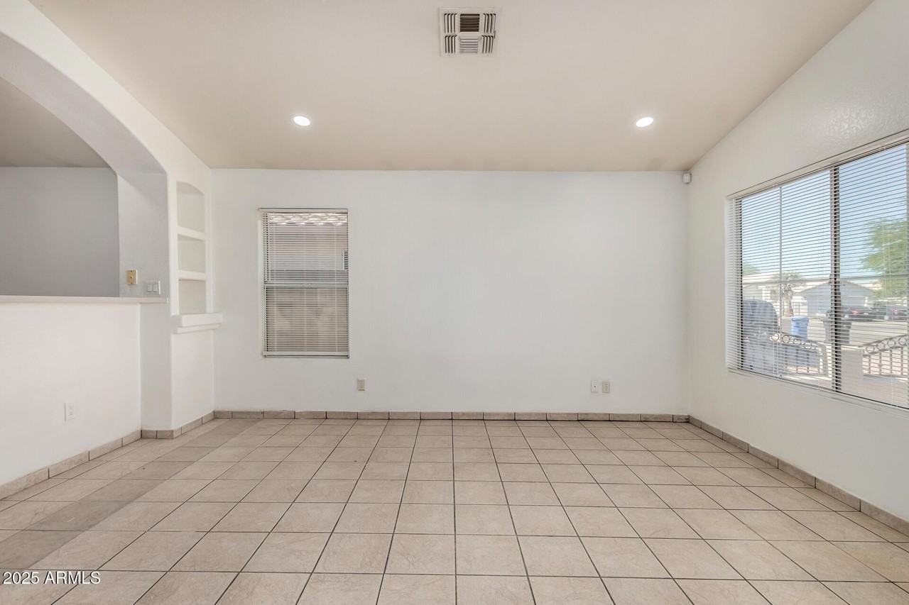 8759 W Coronado Rd - Photo 4 of 28