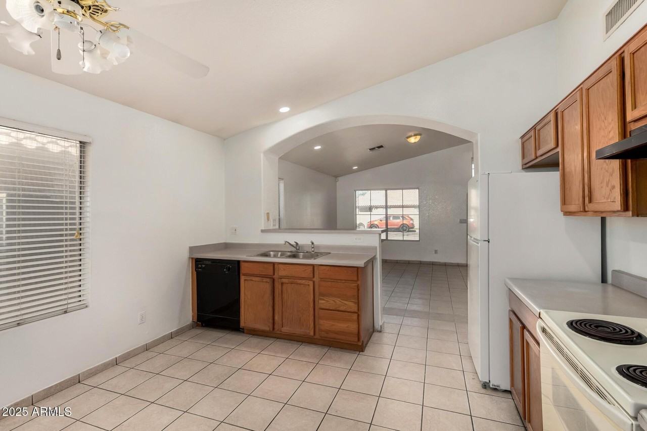 8759 W Coronado Rd - Photo 7 of 28