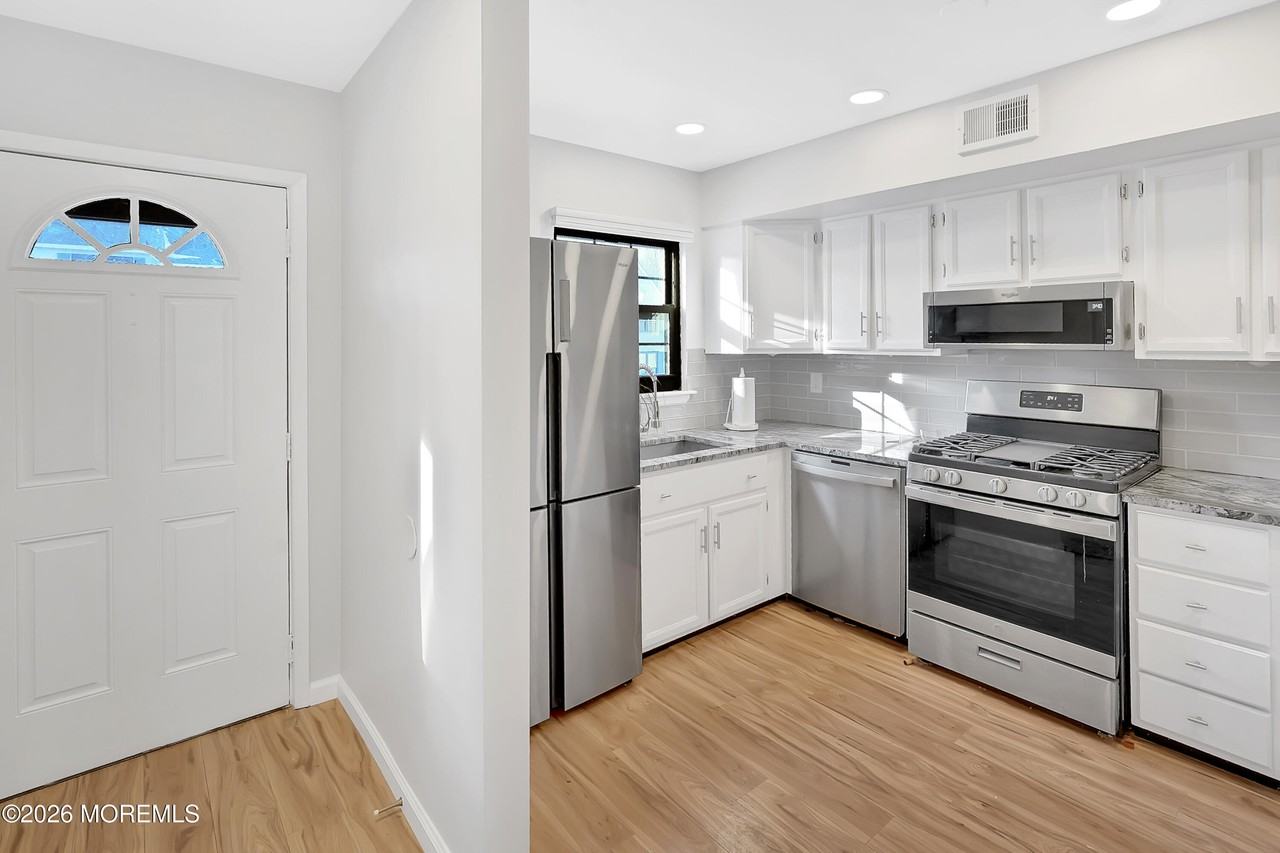 51 Queens Way - Photo 3 of 20