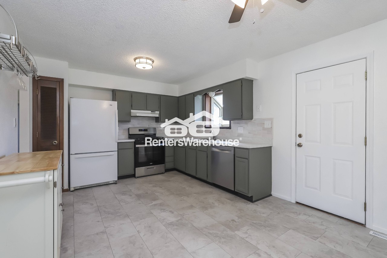 203 Village Ln - Photo 3 of 22