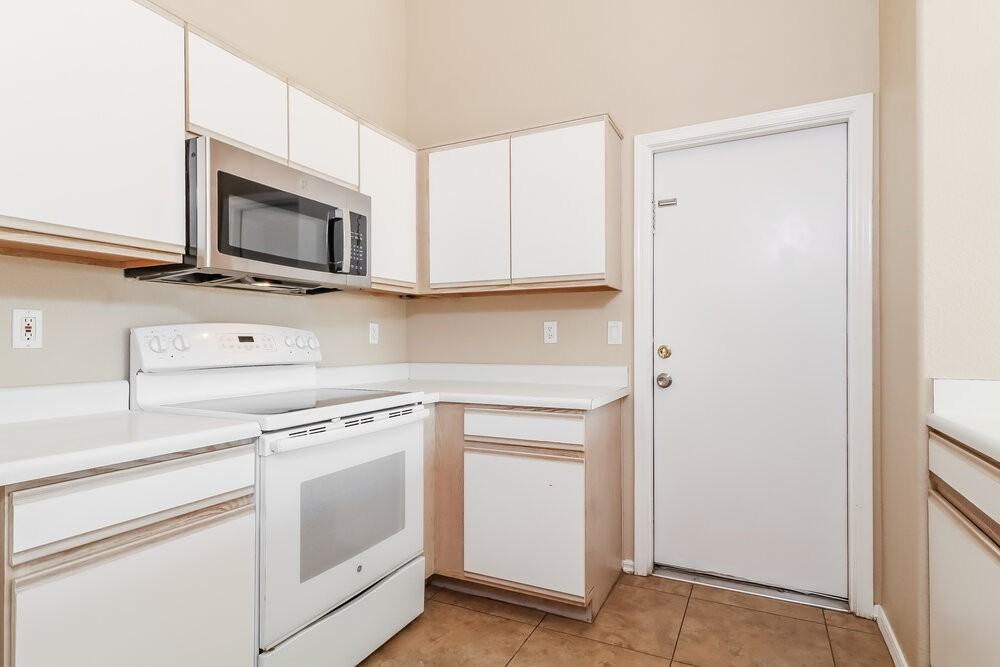 9015 W Roanoke Ave - Photo 6 of 16