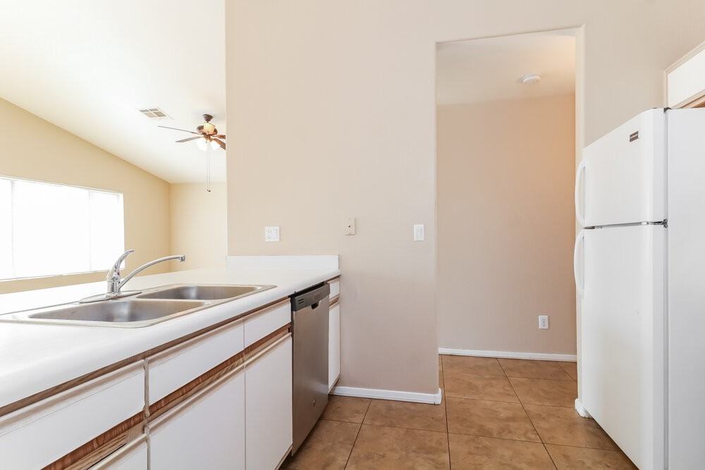 9015 W Roanoke Ave - Photo 7 of 16