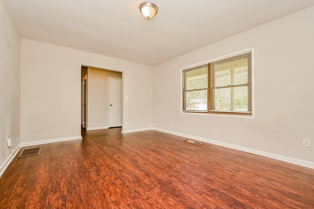 263 Roxbury Dr - Photo 3 of 16