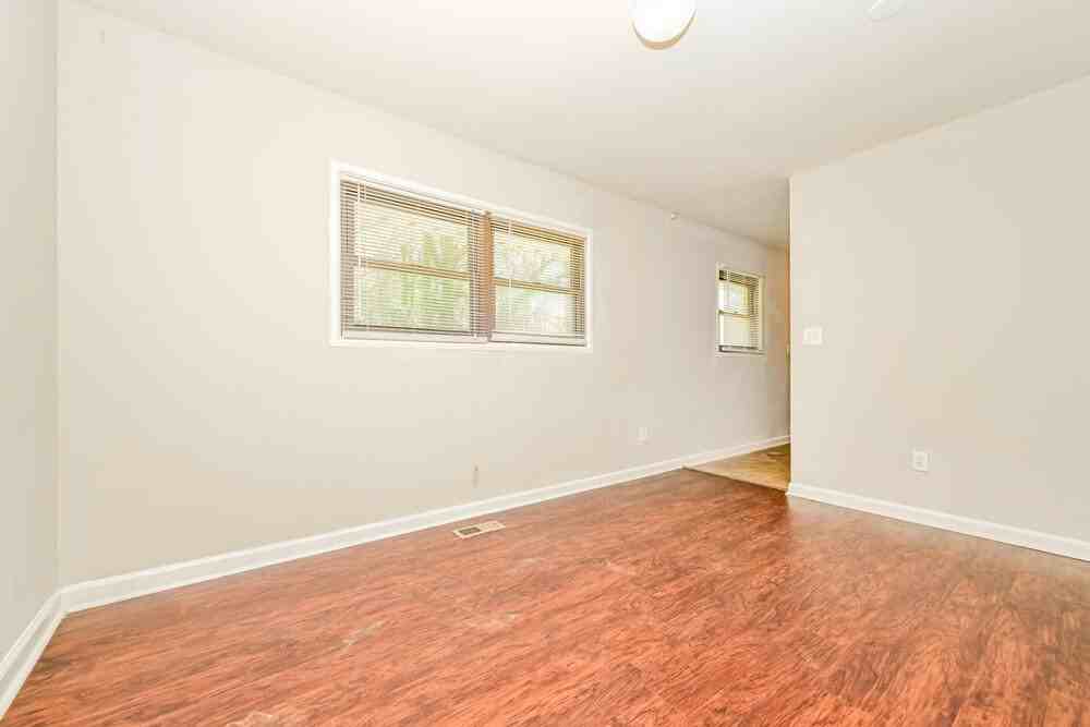 263 Roxbury Dr - Photo 4 of 16