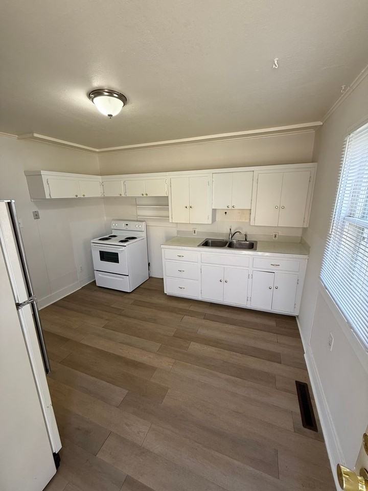 601 E 6th St - Photo 2 of 8
