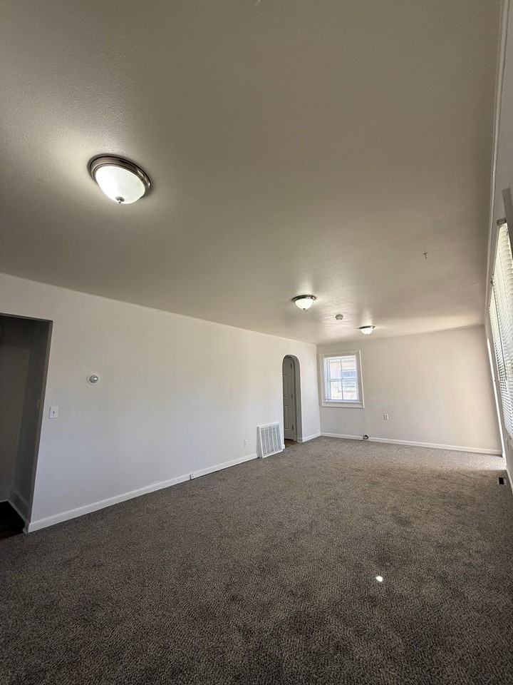 601 E 6th St - Photo 4 of 8