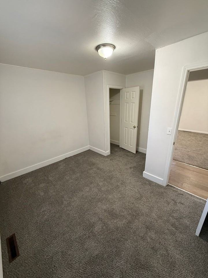 601 E 6th St - Photo 5 of 8