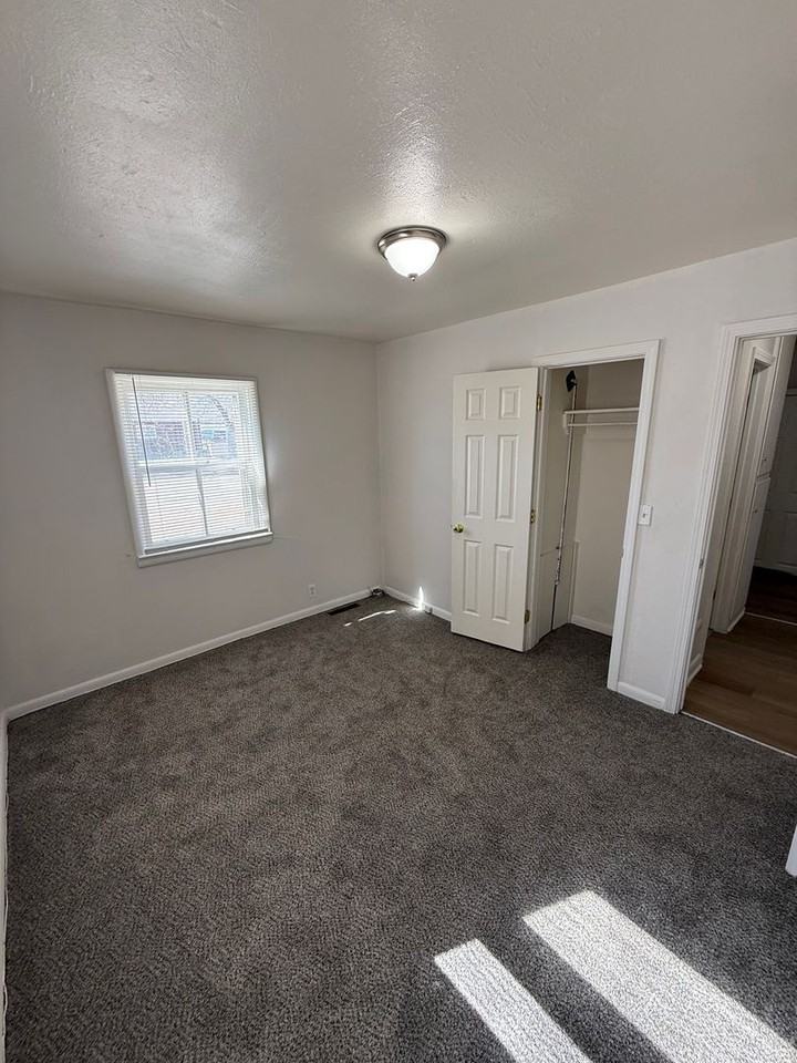 601 E 6th St - Photo 6 of 8