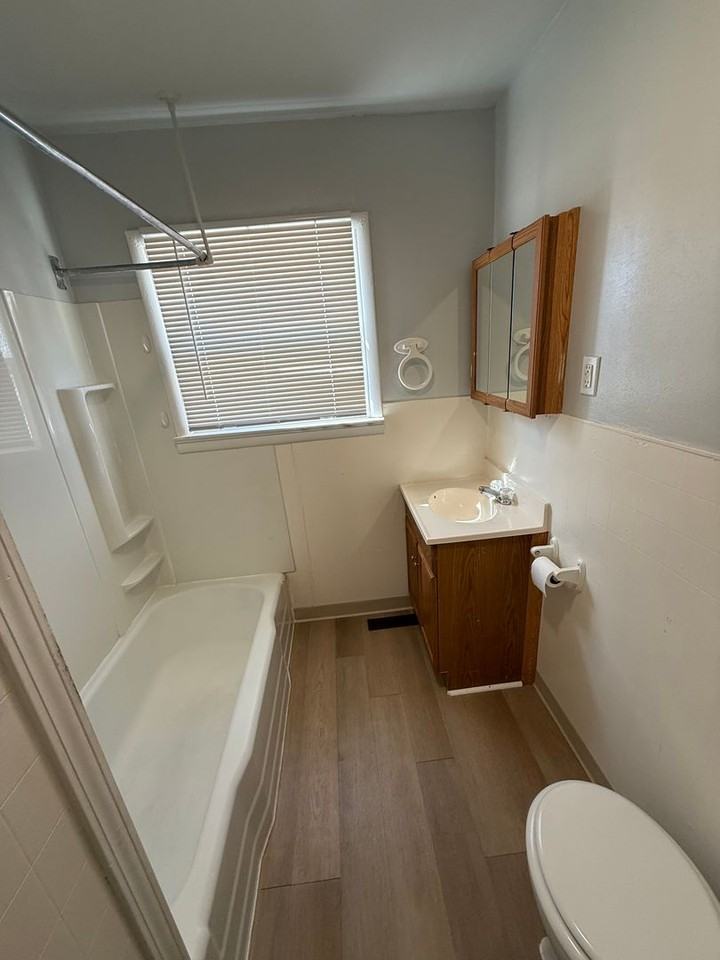601 E 6th St - Photo 7 of 8