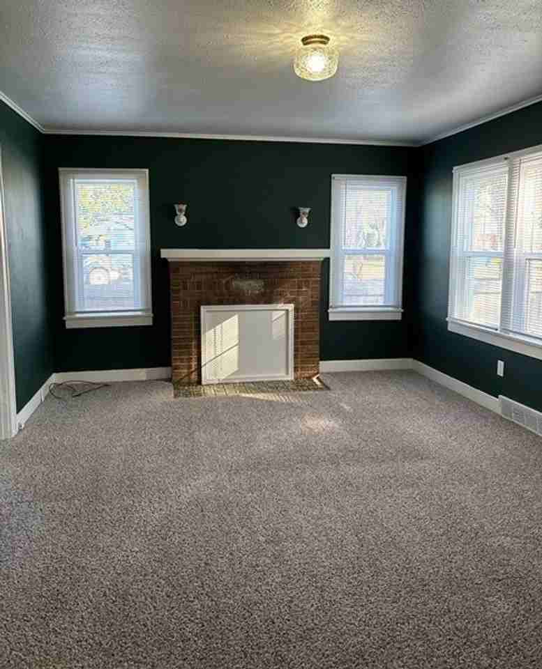 1385 18th St Ne - Photo 2 of 11