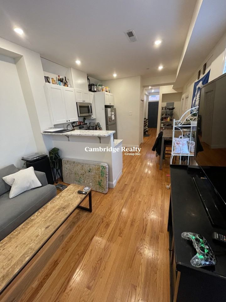 210 Green St - Photo 3 of 12