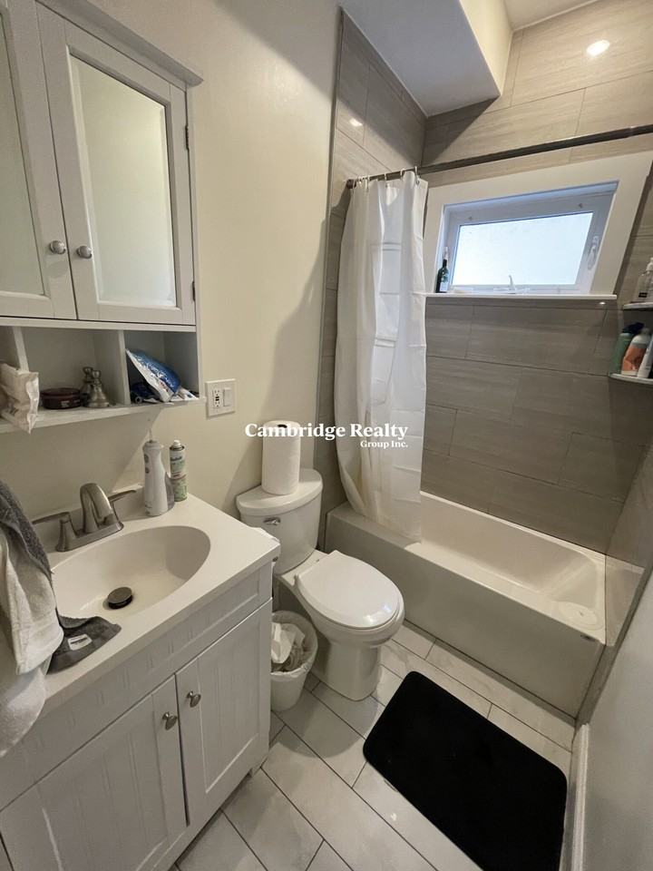 210 Green St - Photo 4 of 12