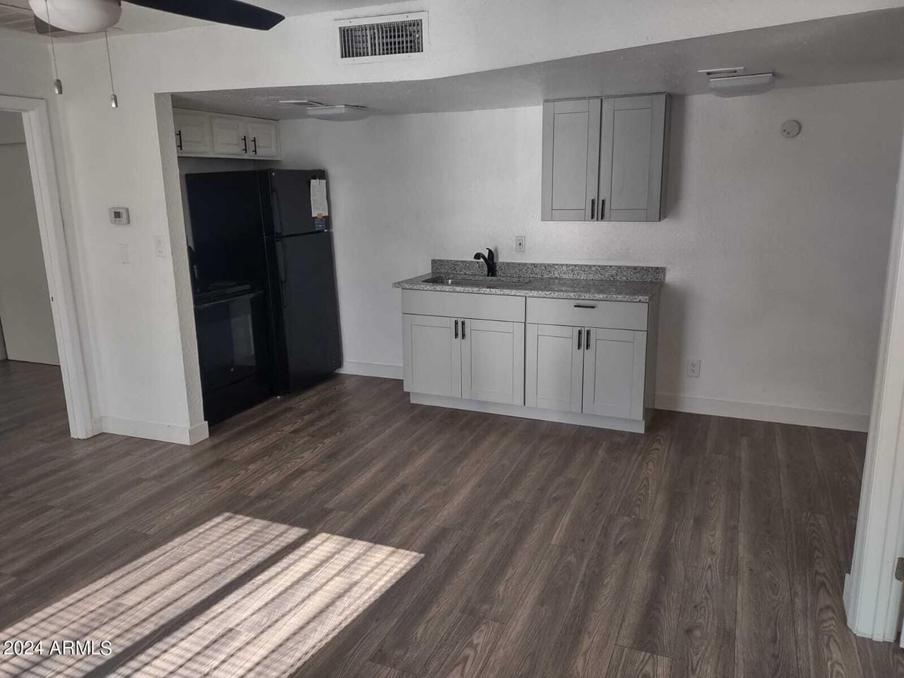 3224 W Jackson St #3 - Photo 3 of 8