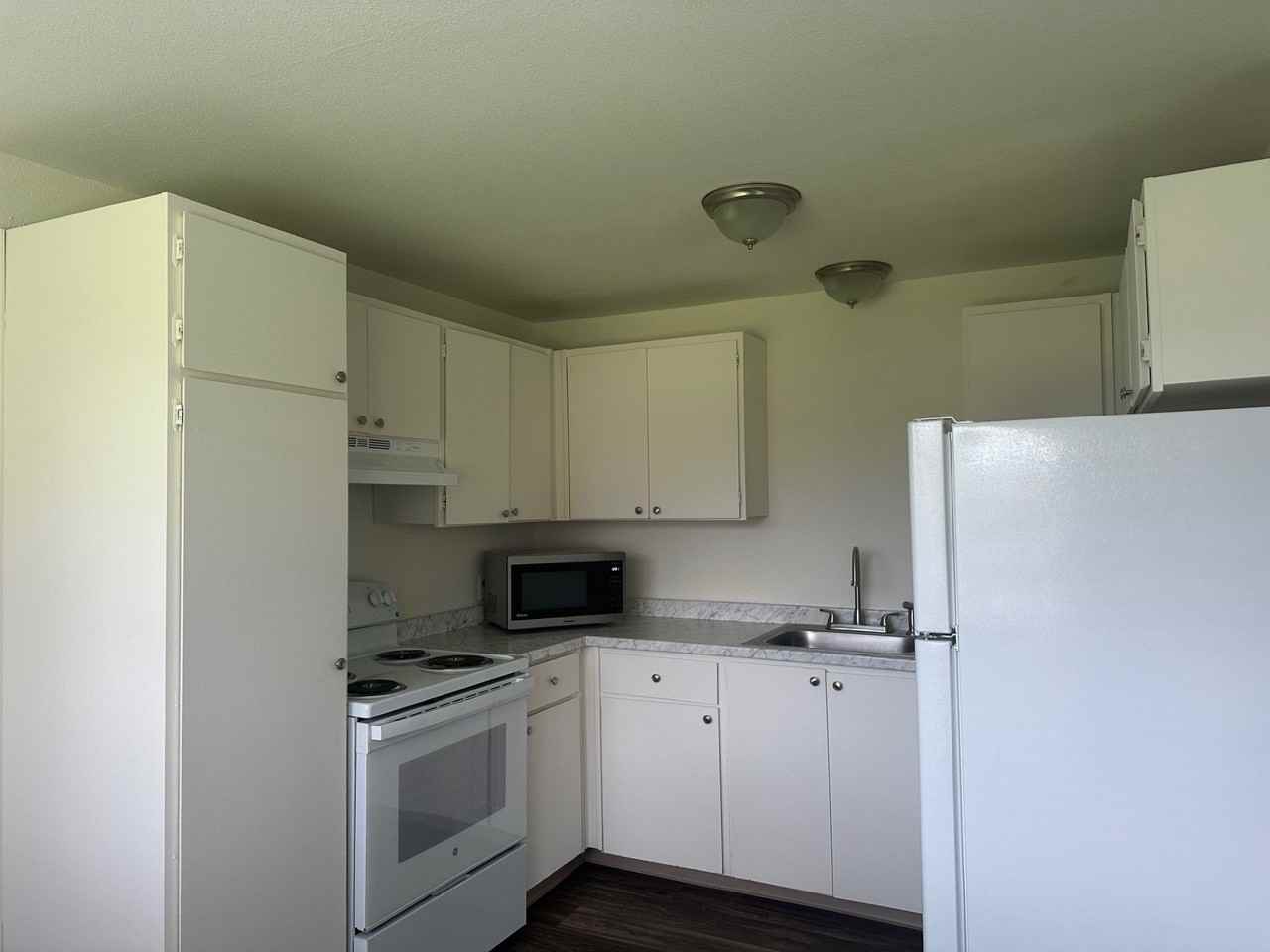 Esquire Apartments - Photo 5 of 7