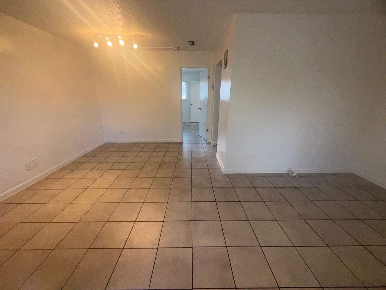 8430 NW 40th St Coral Springs, FL 33065 - Photo 4 of 8