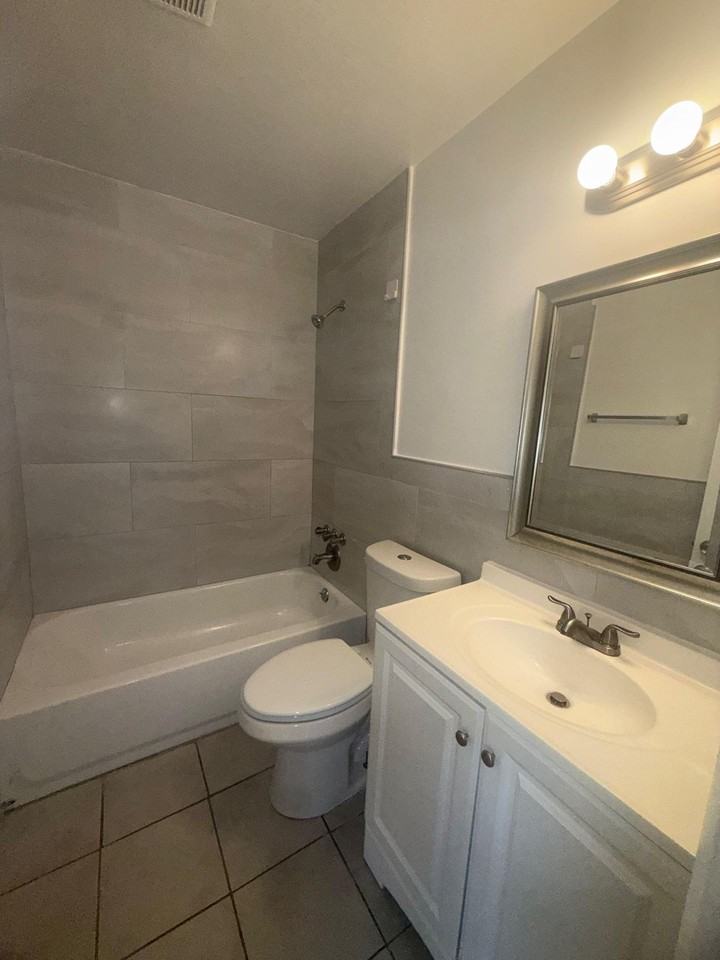 8430 NW 40th St Coral Springs, FL 33065 - Photo 7 of 8