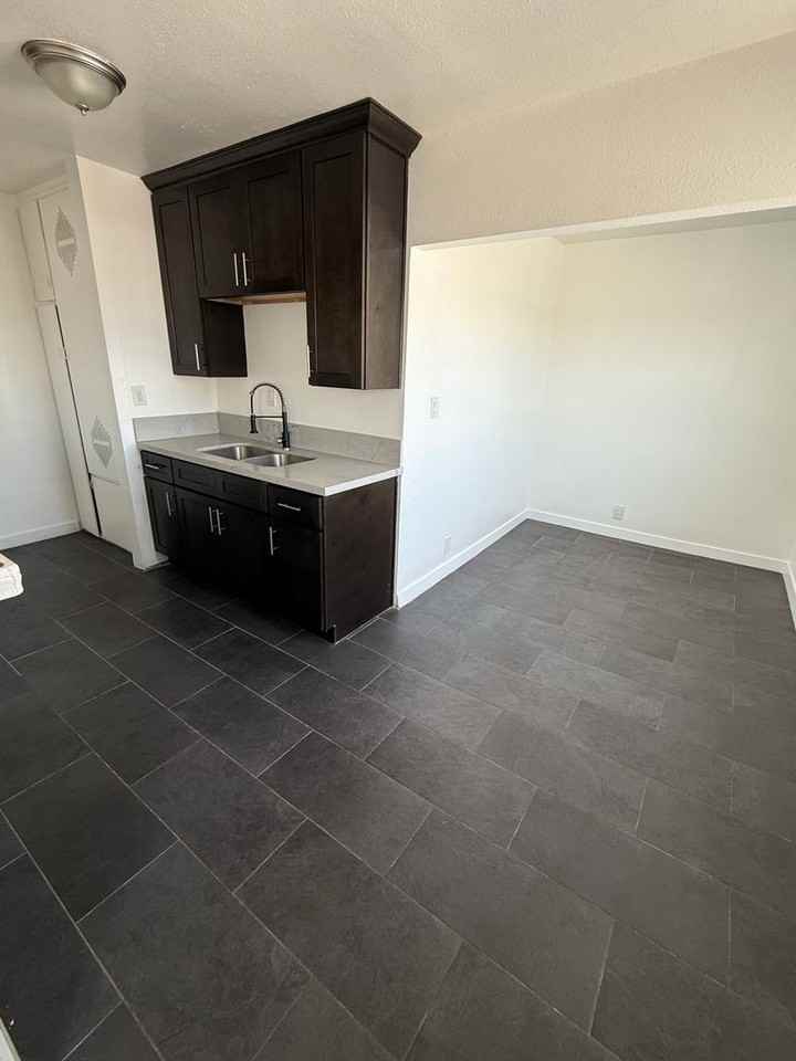 10705 S Figueroa St #07 - Photo 2 of 15