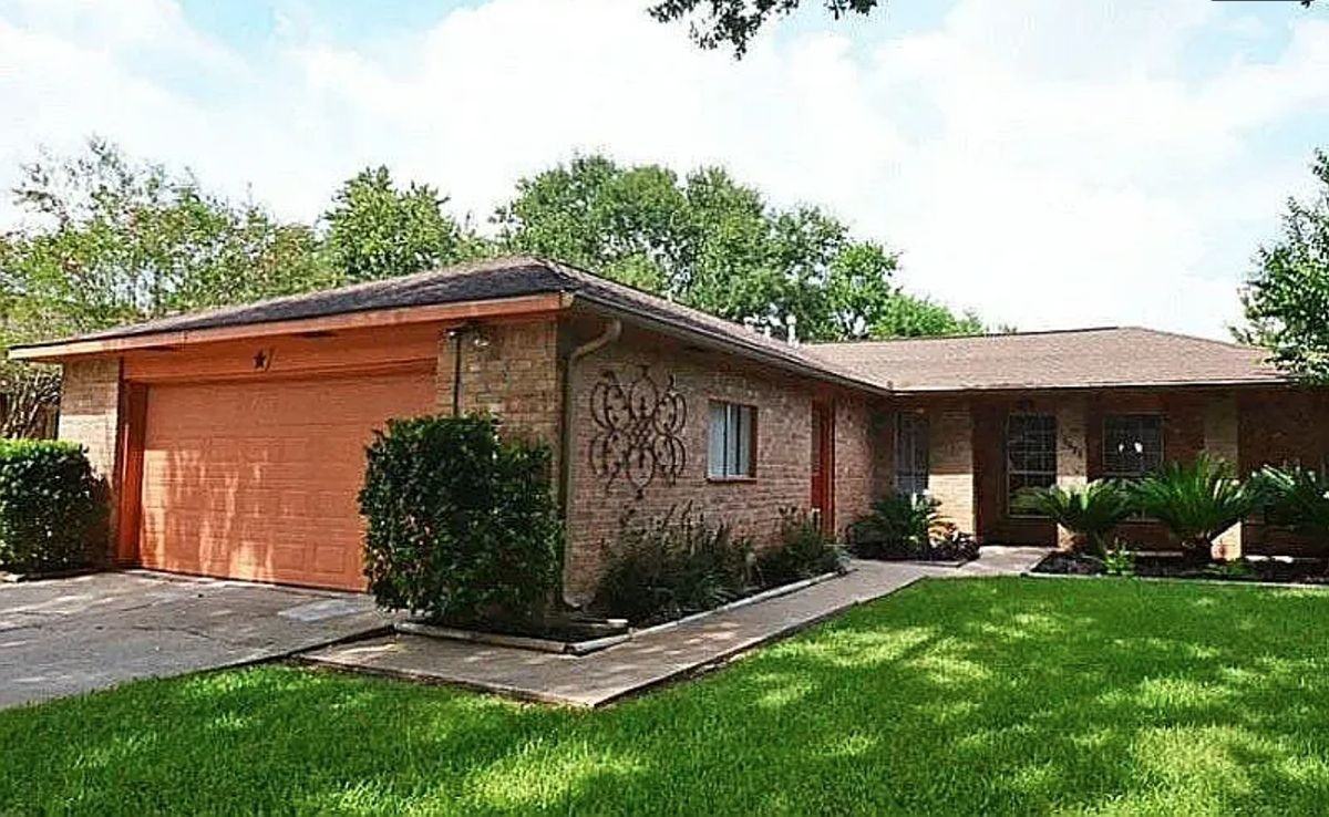 3023 Mosby Dr - Photo 2 of 8