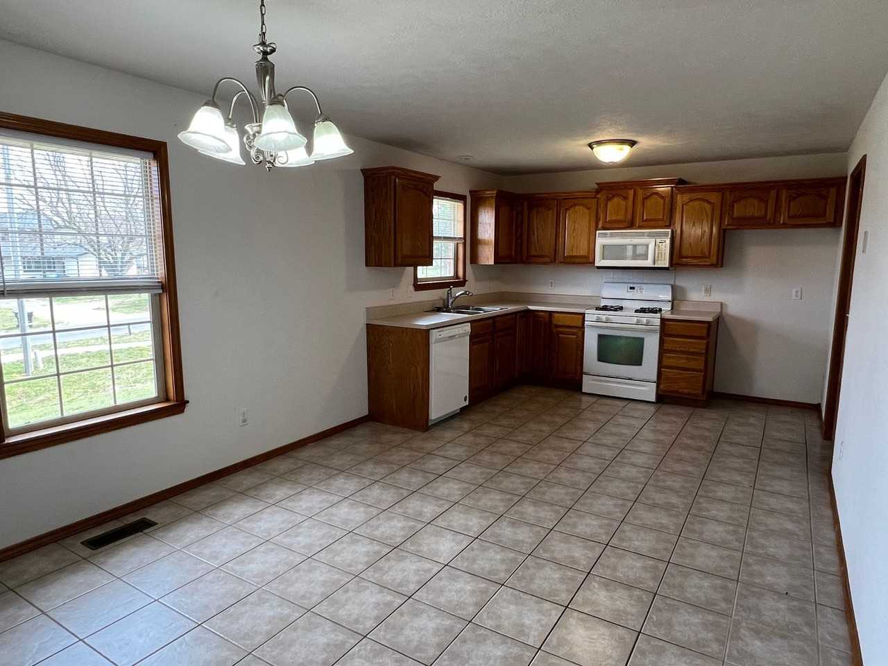 414 S Michelle Ave - Photo 3 of 14