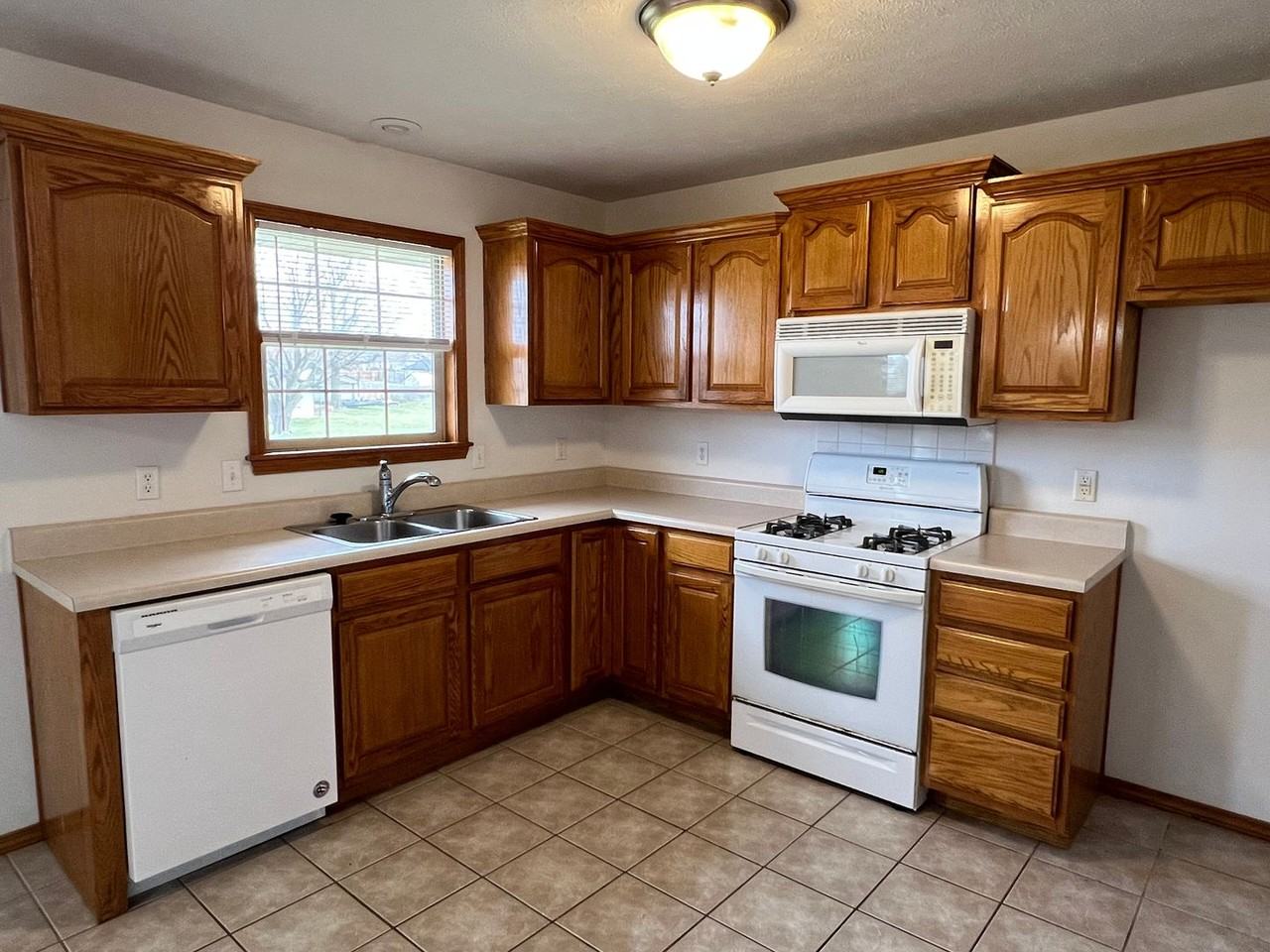 414 S Michelle Ave - Photo 4 of 14