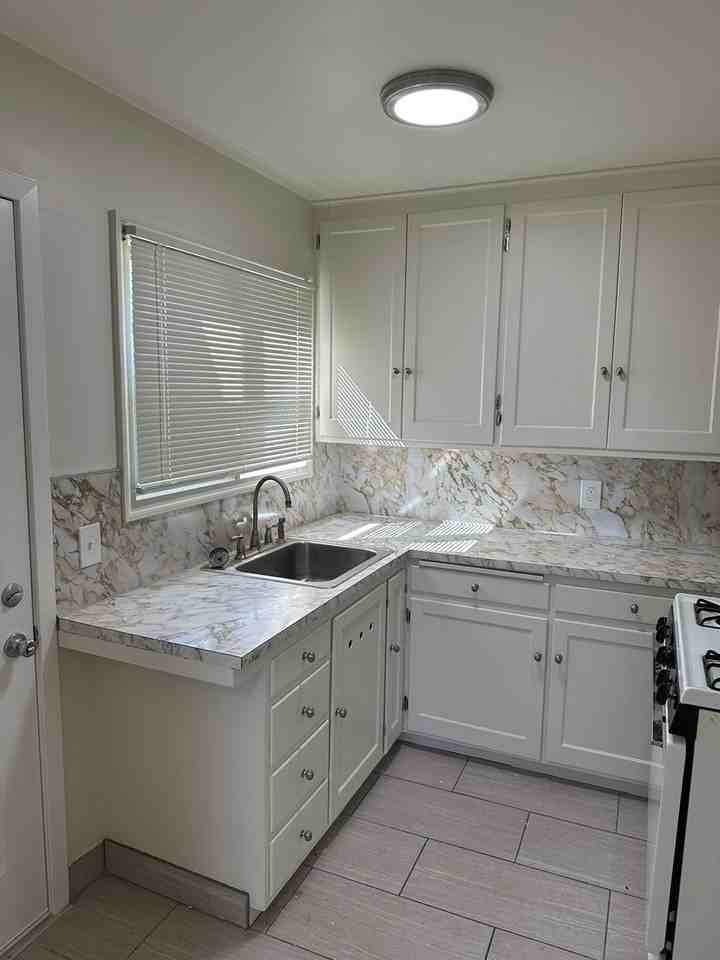 901 11th Ave Sw - Photo 4 of 8